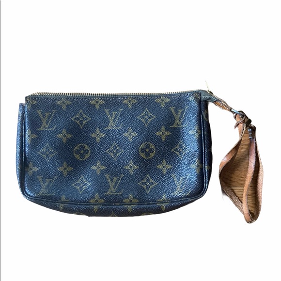 Louis Vuitton Handbags - Louis Vuitton Pochette wristlet .